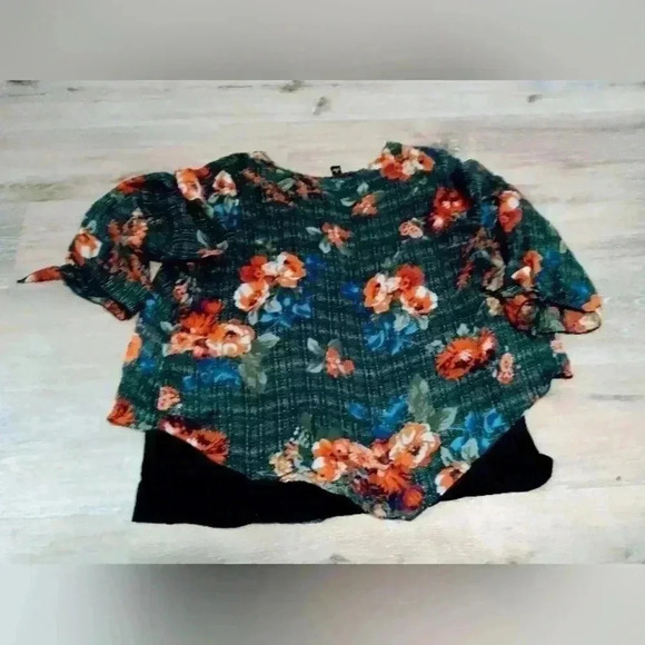 Alyx women's size 1x poncho style black/red flower shear arm top - Picture 10 of 10